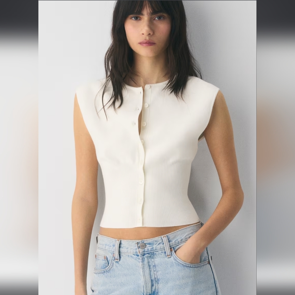 Aritzia Sleeveless GoLightly Cardigan Button-Front